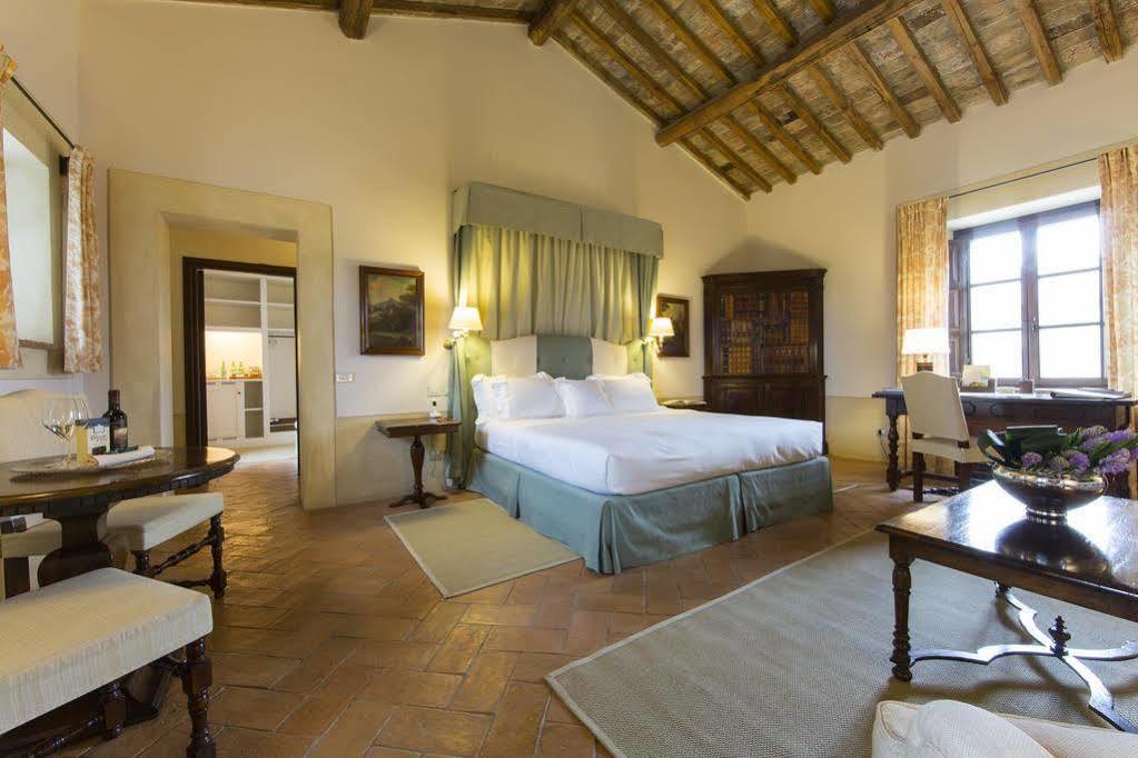Castello Banfi - Il Borgo - Relais Et Chateaux Poggio alle Mura Luaran gambar